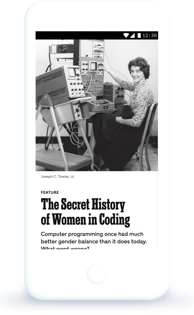 celular con sobre la mujer, la historia y el codigo